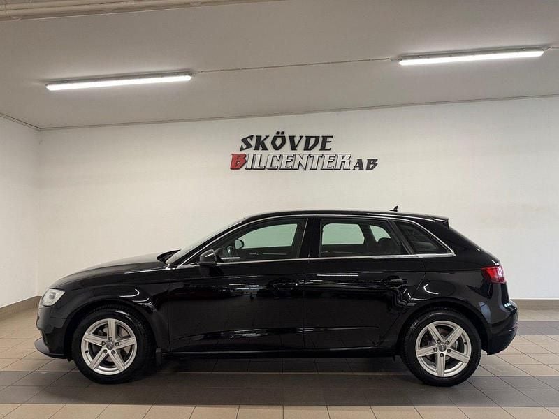 Svart Begagnad 2018 Audi A3 Sportback Proline Halvkombi | 164 500 kr (Marknadspris) - Bild 1/4