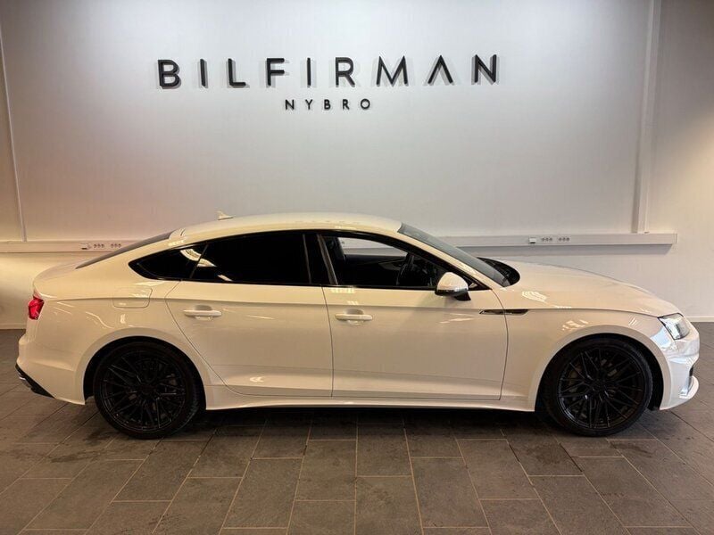 Vit Begagnad 2020 Audi A5 Sportback Comfort Halvkombi | 319 900 kr (Marknadspris) - Bild 1/4