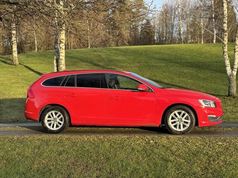 Röd Begagnad 2014 Volvo V60 Momentum Kombi | 110 000 kr (Bra pris) - Bild 1/4