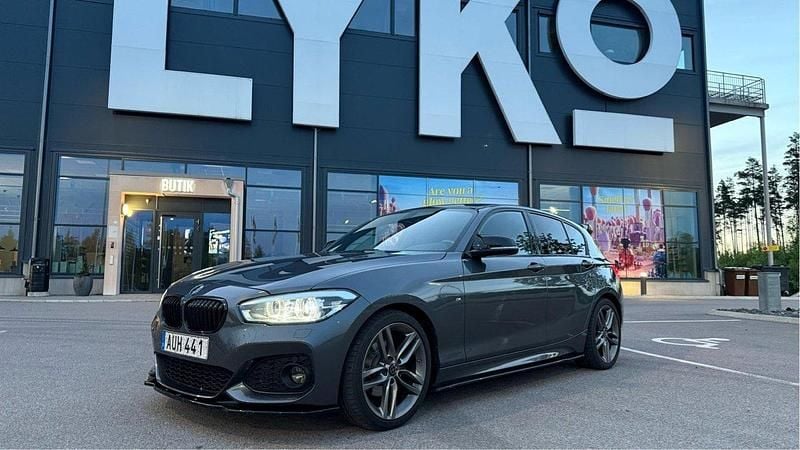 Grå Begagnad 2019 BMW 120 M Sport Halvkombi | 215 000 kr (Marknadspris) - Bild 1/4