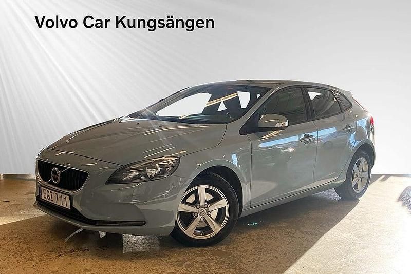 Blå Begagnad 2018 Volvo V40 Business Edition Kombi | 159 800 kr (Marknadspris) - Bild 1/3