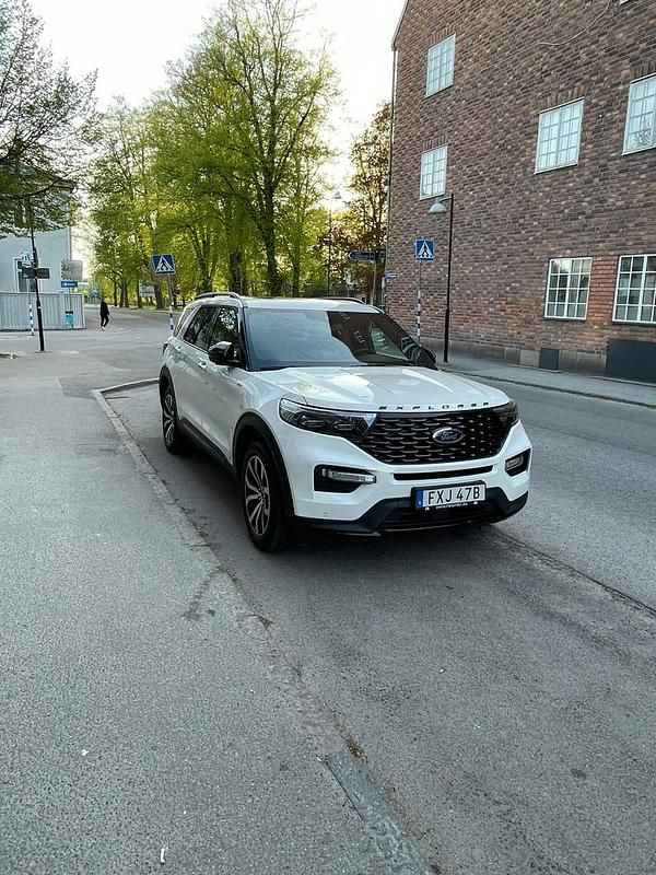Vit metallic Begagnad 2023 Ford Explorer SUV | 475 000 kr - Bild 1/4
