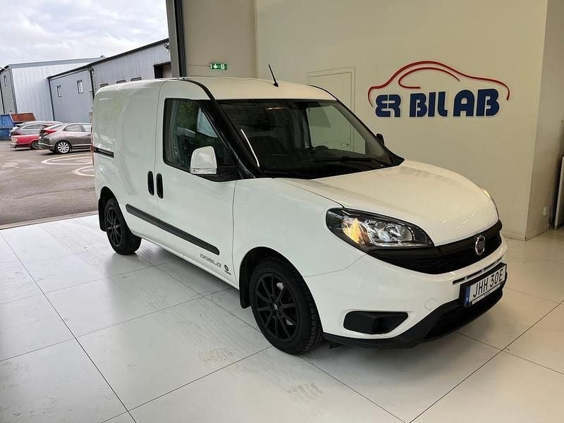 Vit Begagnad 2020 Fiat Doblò Minibuss | 124 900 kr (Marknadspris) - Bild 1/4