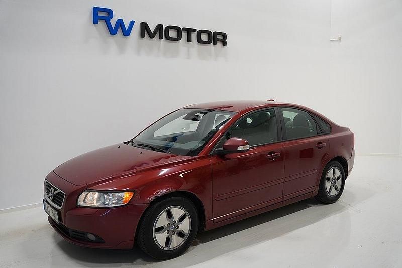 Röd Begagnad 2010 Volvo S40 Momentum Sedan | 14 900 kr (Superpris) - Bild 1/4