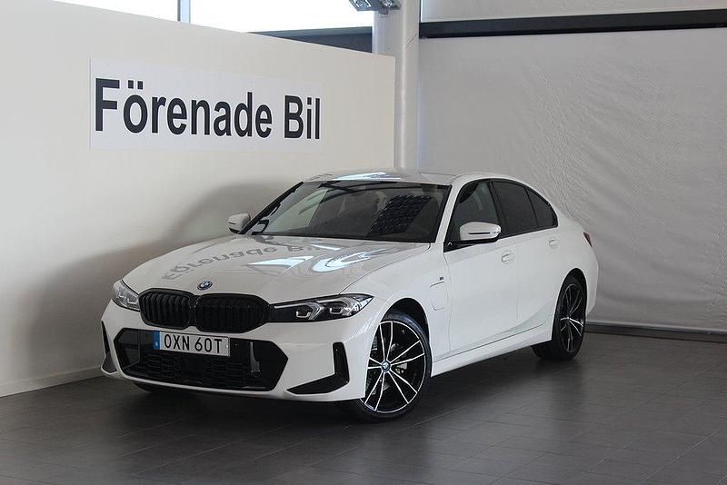 Vit Begagnad 2023 BMW 330e M Sport Sedan | 489 000 kr (Superpris) - Bild 1/4