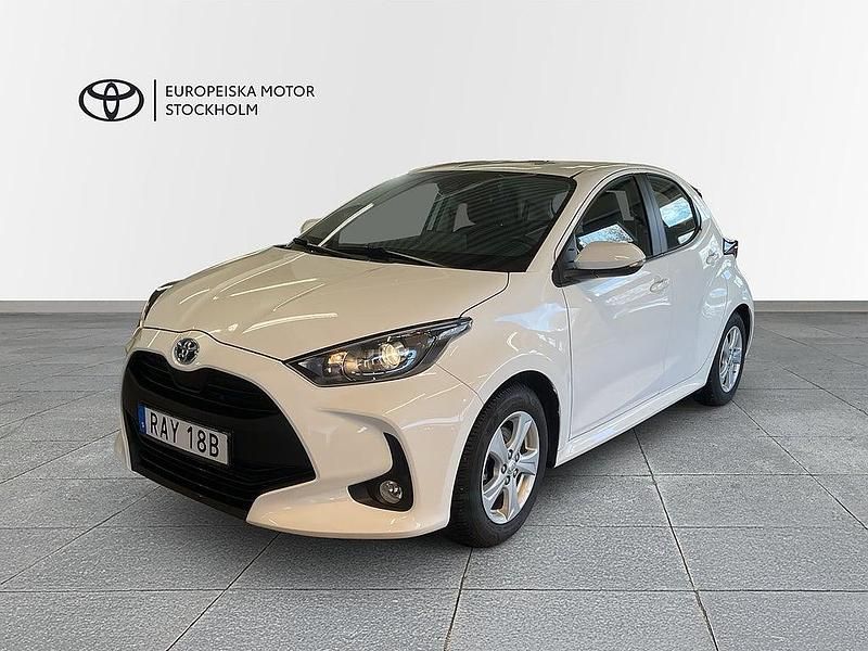 Vit Begagnad 2023 Toyota Yaris Hybrid Active Halvkombi | 214 900 kr (Marknadspris) - Bild 1/4