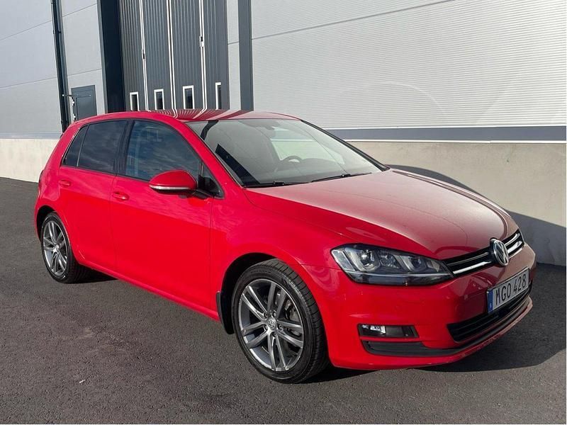 Röd Begagnad 2017 VW Golf VII Halvkombi | 140 000 kr (Marknadspris) - Bild 1/3