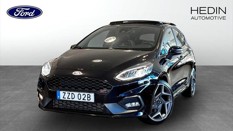 Svart (black) Begagnad 2021 Ford Fiesta Performance Edition Halvkombi | 219 900 kr (Lite dyr) - Bild 1/4