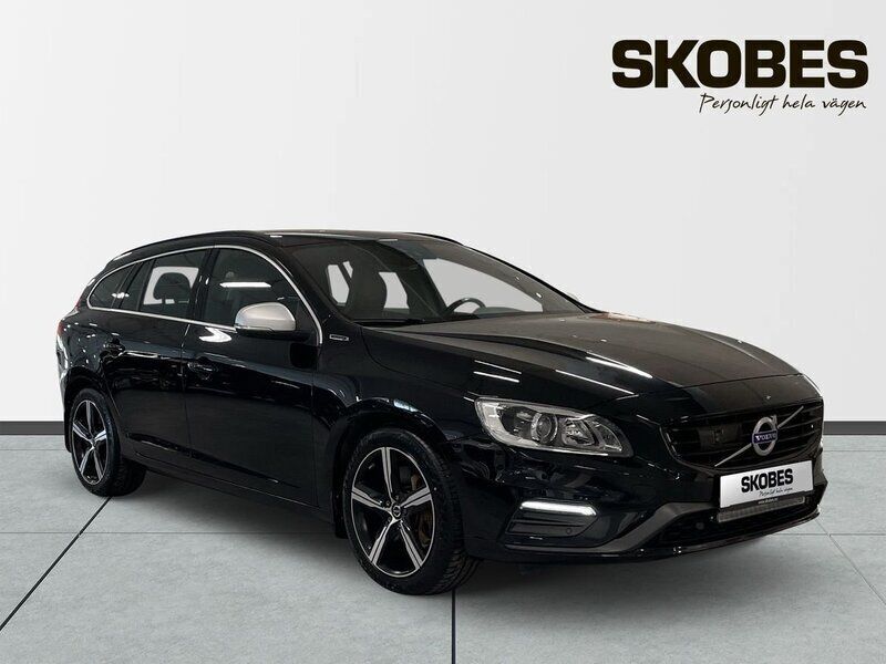 Svart Begagnad 2018 Volvo V60 R-Design Kombi | 209 400 kr (Superpris) - Bild 1/3