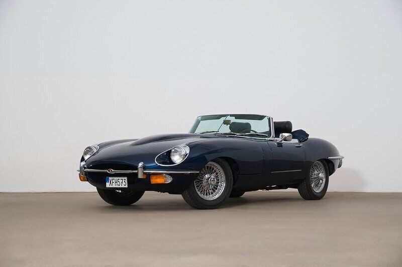 Begagnad Jaguar E-Type 201 HK (147 kW) 1970 Blå Cab