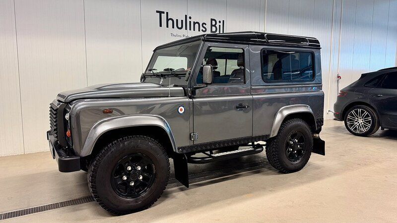 Mörkgrå (corris grey (873)) Begagnad 2014 Land Rover Defender Black Edition SUV | 679 900 kr (Marknadspris) - Bild 1/4