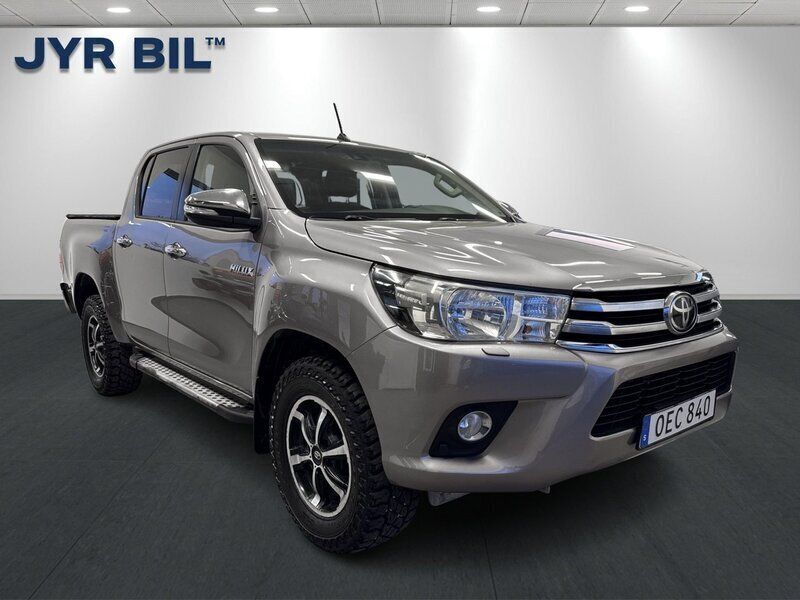 Grå (brun) Begagnad 2016 Toyota HiLux Pickup | 339 000 kr (Marknadspris) - Bild 1/4
