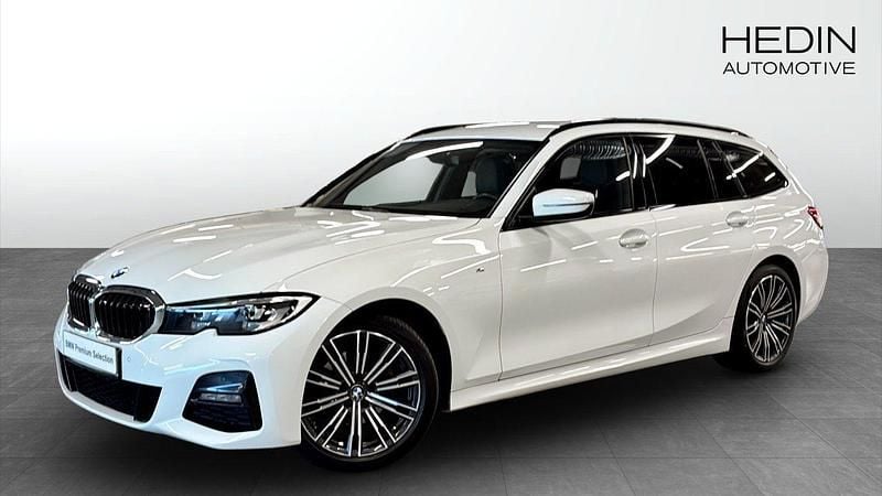 Vit (white) Begagnad 2021 BMW 320 M Sport Kombi | 308 700 kr (Marknadspris) - Bild 1/4