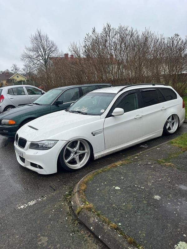 Begagnad BMW 320 177 HK (130 kW) 2010 Alpine vit Kombi