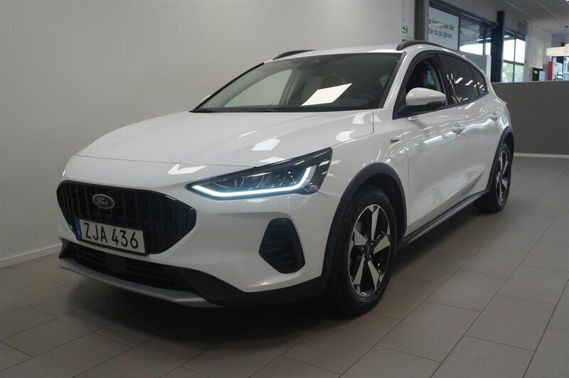 Vit (frozen white) Begagnad 2024 Ford Focus Active Halvkombi | 239 900 kr (Marknadspris) - Bild 1/4