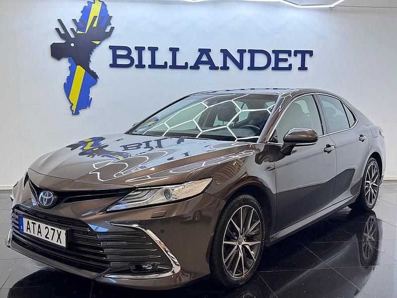 Begagnad Toyota Camry Hybrid Executive 218 HK (160 kW) 2023 Mörkbrun Sedan
