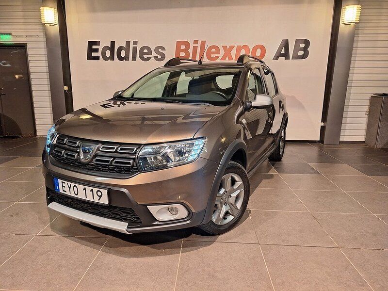 Mörkbrun metallic Begagnad 2019 Dacia Sandero Stepway Halvkombi | 129 900 kr (Lite dyr) - Bild 1/4