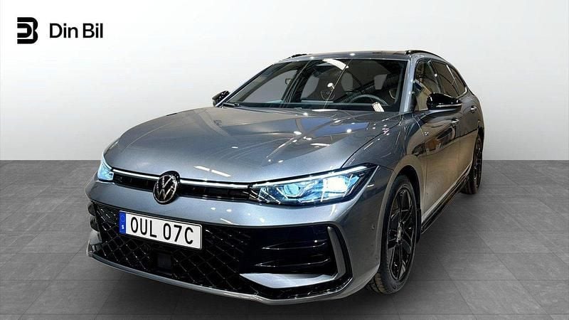 Mörkgrå Begagnad 2025 VW Passat R-line Kombi | 479 900 kr - Bild 1/4