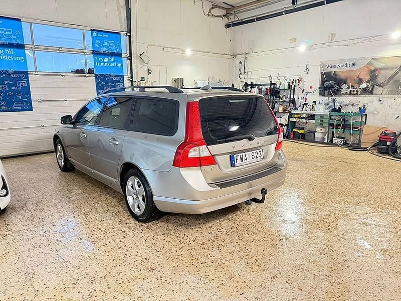 Begagnad Volvo V70 Momentum 145 HK (106 kW) 2008 Ljusbrun Kombi