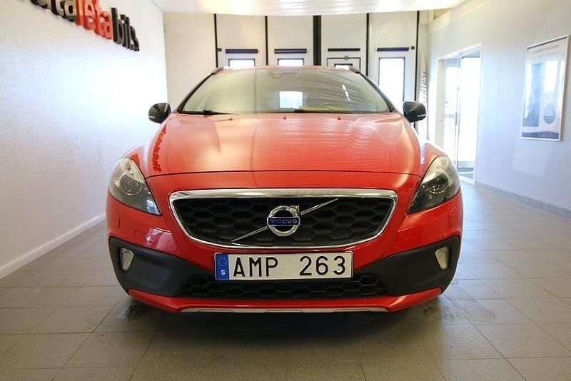 Begagnad Volvo V40 179 HK (131 kW) 2013 Röd Halvkombi