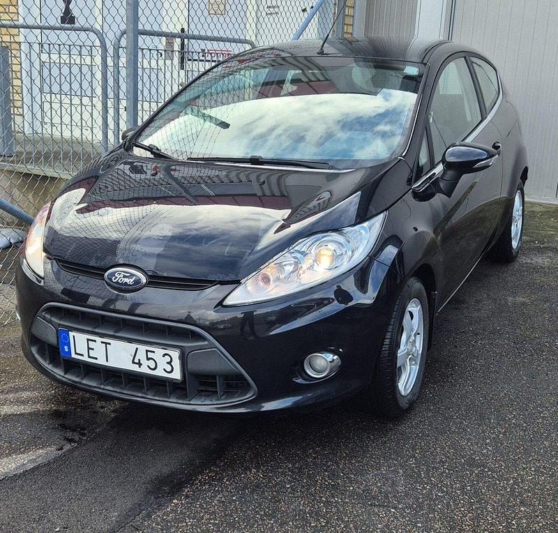 Svart Begagnad 2011 Ford Fiesta Halvkombi | 39 000 kr (Marknadspris) - Bild 1/2