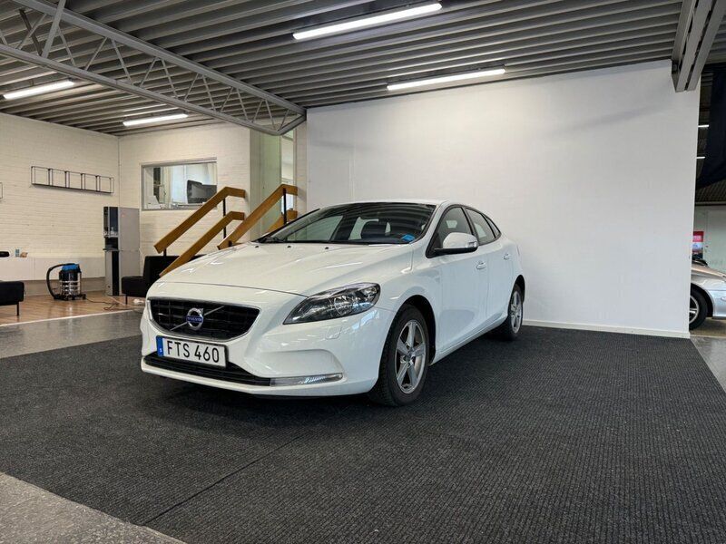 Vit Begagnad 2015 Volvo V40 Kinetic Kombi | 119 900 kr (Marknadspris) - Bild 1/4