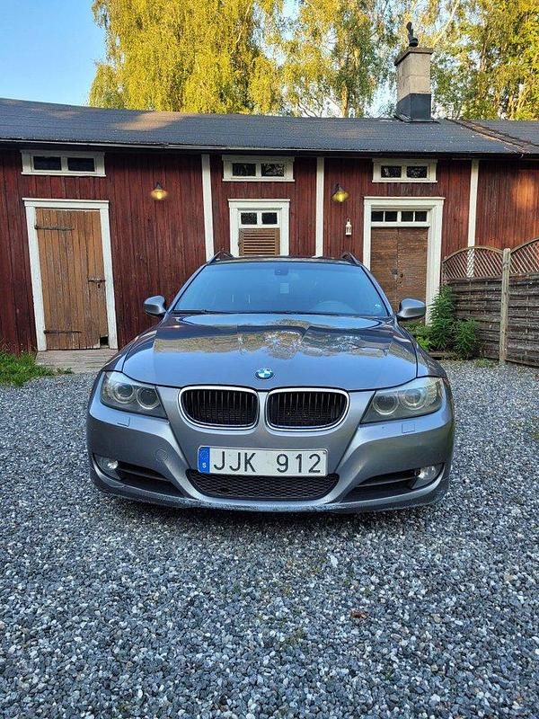 Grå Begagnad 2009 BMW 318 Comfort Edition Kombi | 55 000 kr (Marknadspris) - Bild 1/4