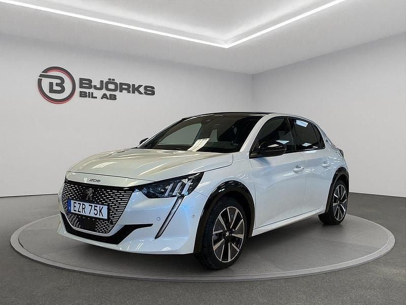 Vit Begagnad 2022 Peugeot e-208 GT Halvkombi | 198 500 kr (Marknadspris) - Bild 1/4