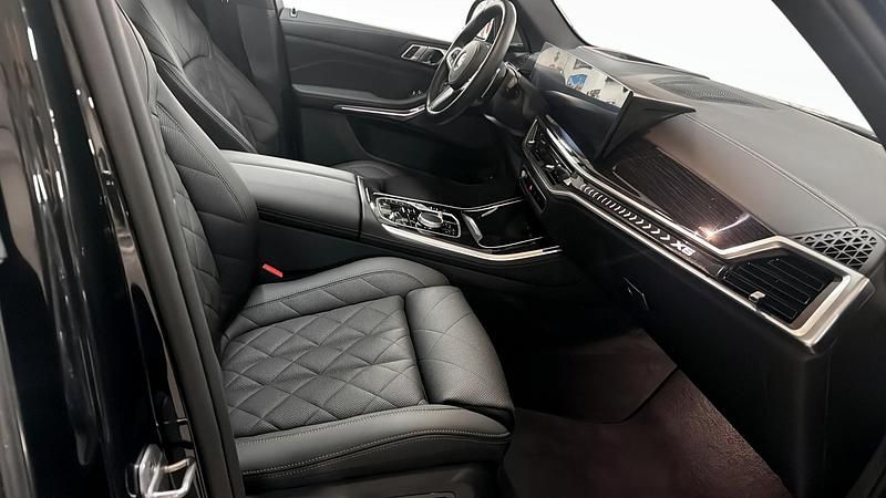 Begagnad BMW X5 Comfort Edition 490 HK (360 kW) 2025 Svart SUV