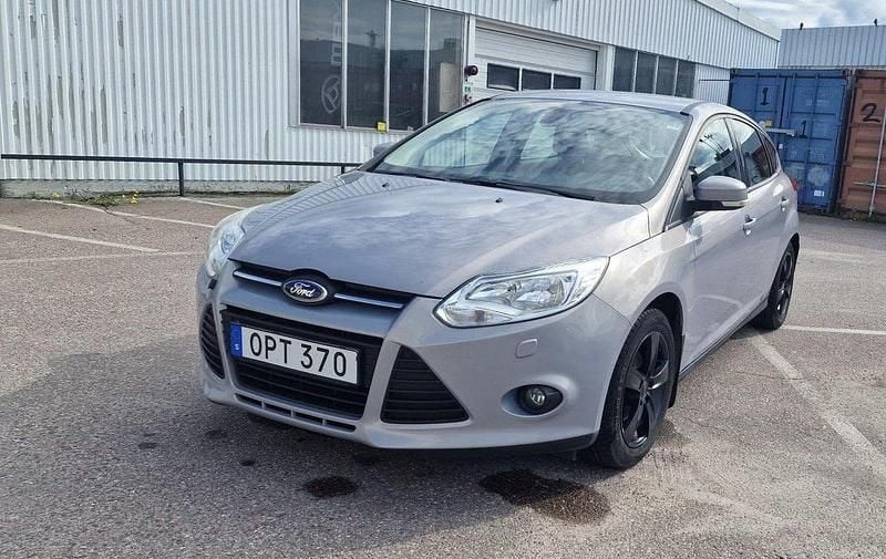 Grå Begagnad 2014 Ford Focus Trend Halvkombi | 71 000 kr - Bild 1/4