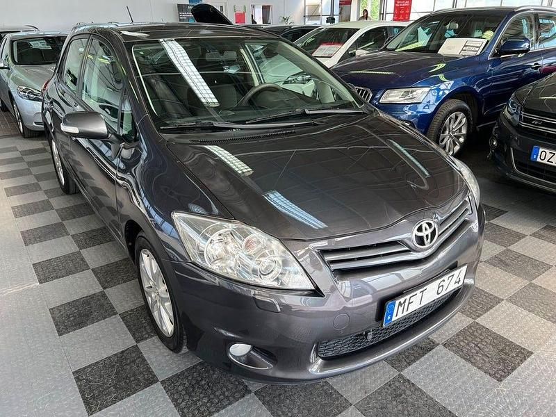 Mörkgrå Begagnad 2011 Toyota Auris Plus Halvkombi | 74 000 kr (Lite dyr) - Bild 1/4