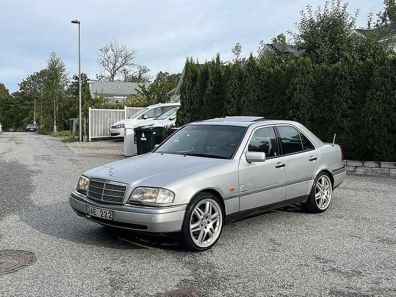 Ljusgrå Begagnad 1995 Mercedes C200 Sedan | 19 900 kr - Bild 1/4