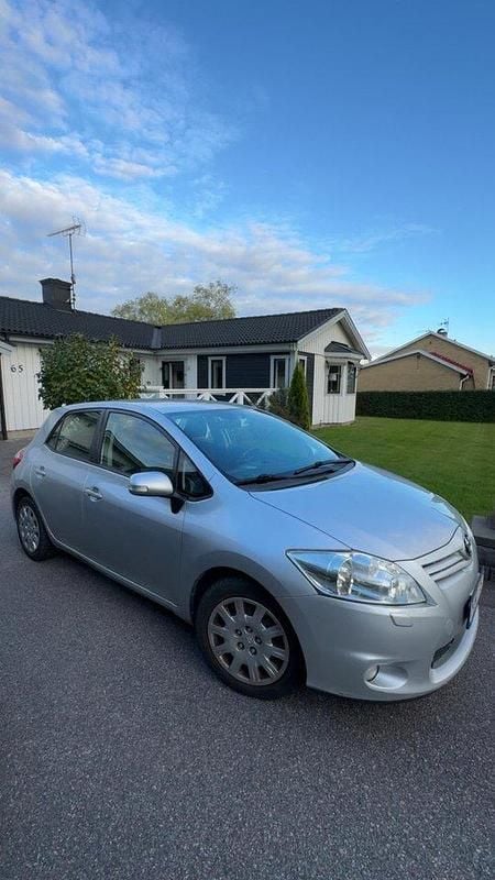 Silver Begagnad 2011 Toyota Auris Plus Halvkombi | 44 000 kr (Marknadspris) - Bild 1/4