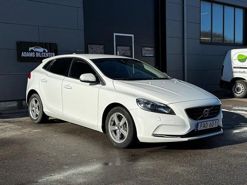 Begagnad Volvo V40 Momentum 120 HK (88 kW) 2016 Vit Halvkombi