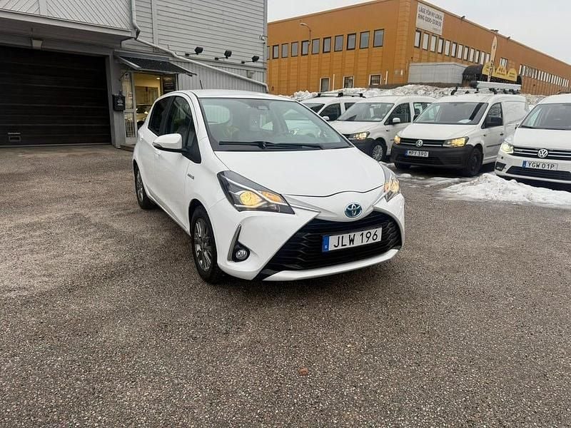 Begagnad Toyota Yaris Hybrid Active 101 HK (74 kW) 2018 Vit Halvkombi