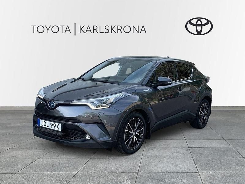 Mörkgrå (grå) Begagnad 2019 Toyota C-HR Executive SUV | 219 000 kr (Marknadspris) - Bild 1/3
