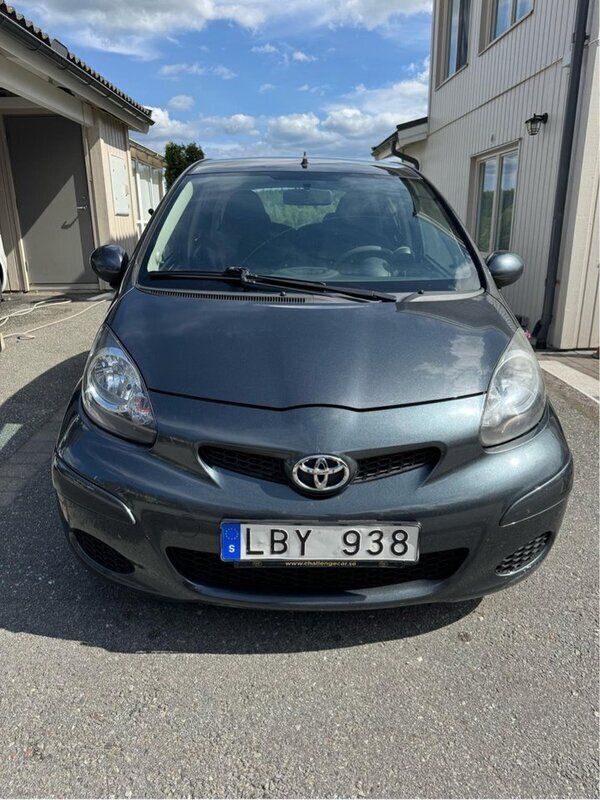 Grå Begagnad 2010 Toyota Aygo Halvkombi | 60 000 kr (Lite dyr) - Bild 1/4