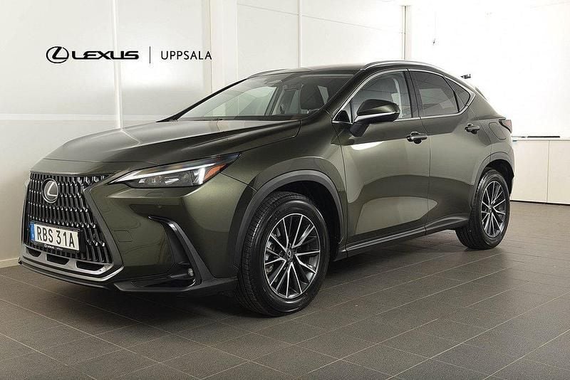 Grön Begagnad 2024 Lexus NX450h+ Business Edition SUV | 569 900 kr (Marknadspris) - Bild 1/4