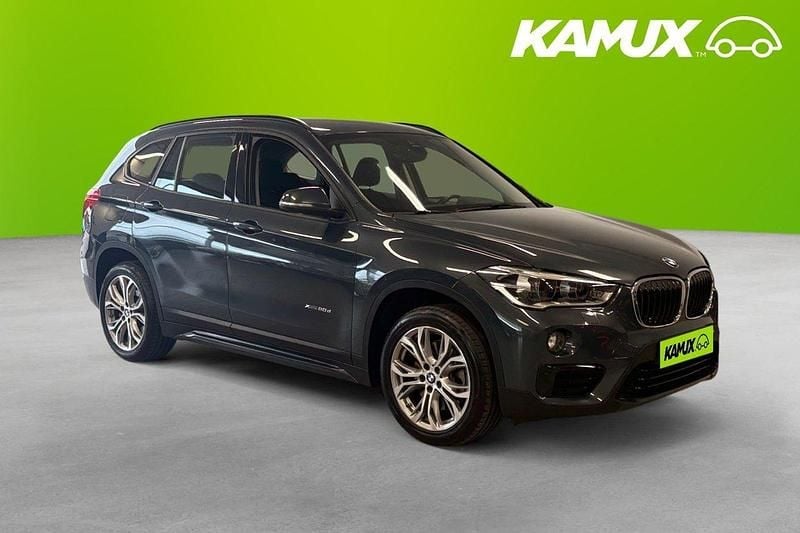 Silver/grå Begagnad 2017 BMW X1 Sport Line SUV | 209 900 kr (Marknadspris) - Bild 1/3