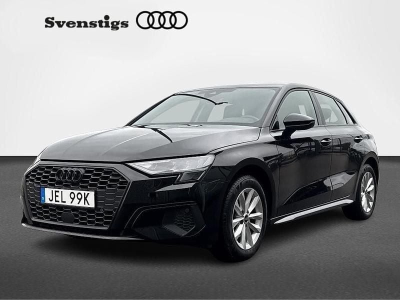 Svart Begagnad 2023 Audi A3 Sportback Proline Halvkombi | 278 900 kr (Marknadspris) - Bild 1/4