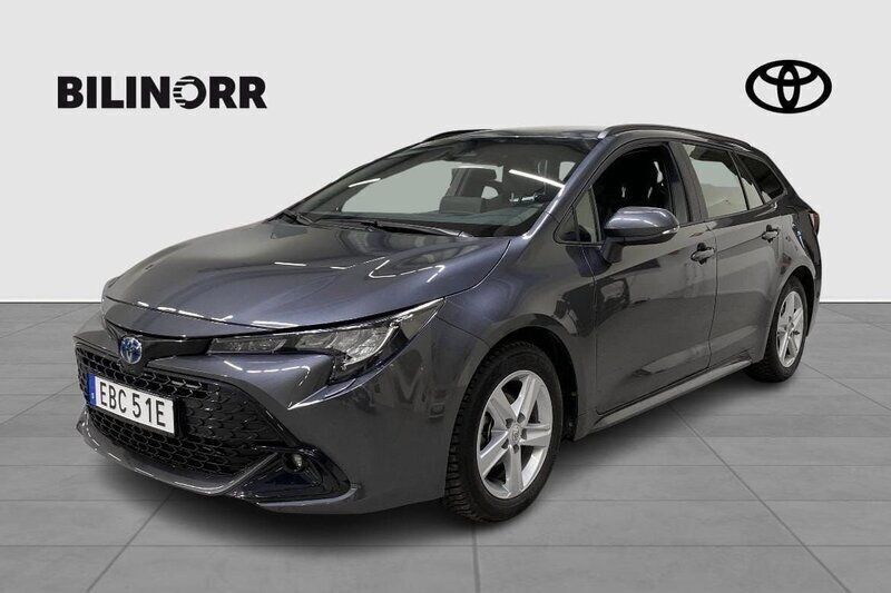 Grey metallic (1g3) Begagnad 2023 Toyota Corolla Active Kombi | 284 900 kr (Marknadspris) - Bild 1/4