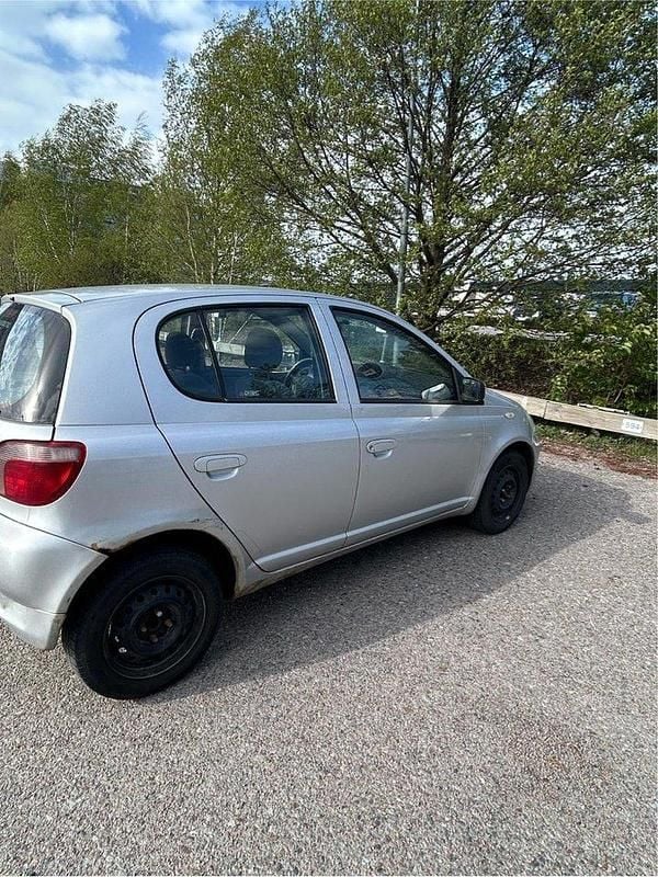 Grå Begagnad 2000 Toyota Yaris Halvkombi | 13 000 kr (Marknadspris) - Bild 1/4
