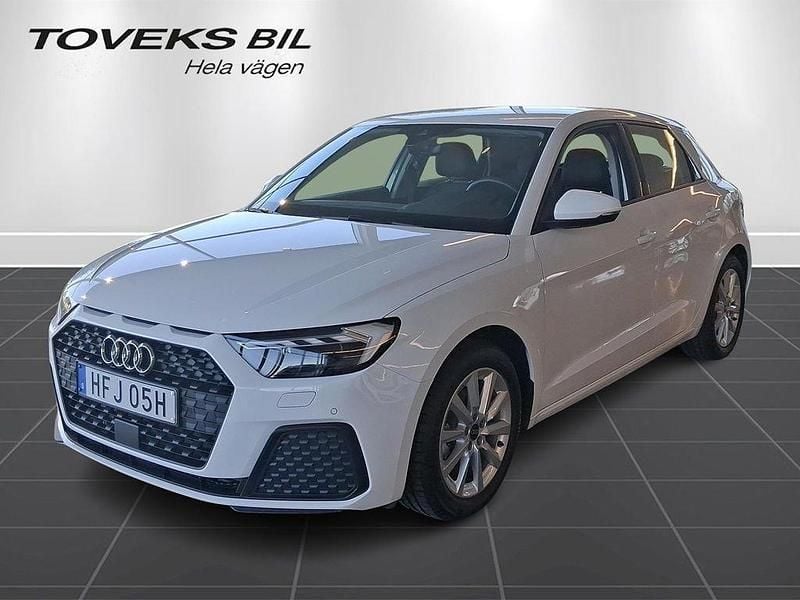 Cortinavit Begagnad 2024 Audi A1 Sportback Proline Halvkombi | 239 900 kr (Marknadspris) - Bild 1/4