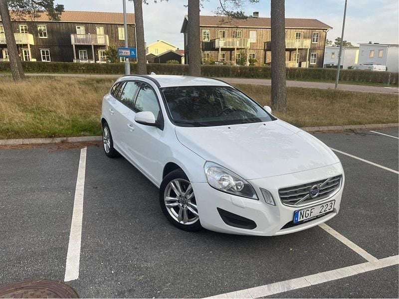 Vit Begagnad 2013 Volvo V60 Kombi | 70 000 kr (Bra pris) - Bild 1/4