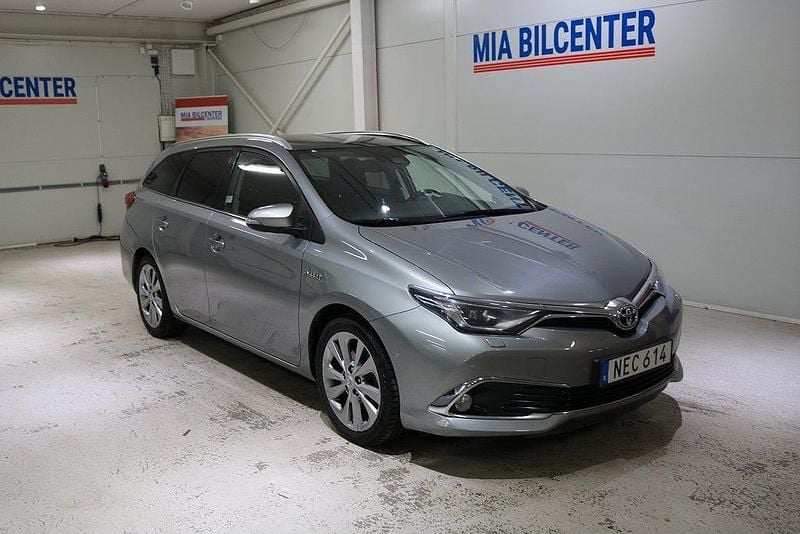 Ljusgrå Begagnad 2016 Toyota Auris Hybrid Executive Kombi | 119 000 kr (Marknadspris) - Bild 1/3