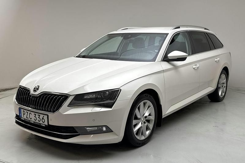 Vit Begagnad 2018 Skoda Superb Kombi | 180 000 kr (Marknadspris) - Bild 1/4