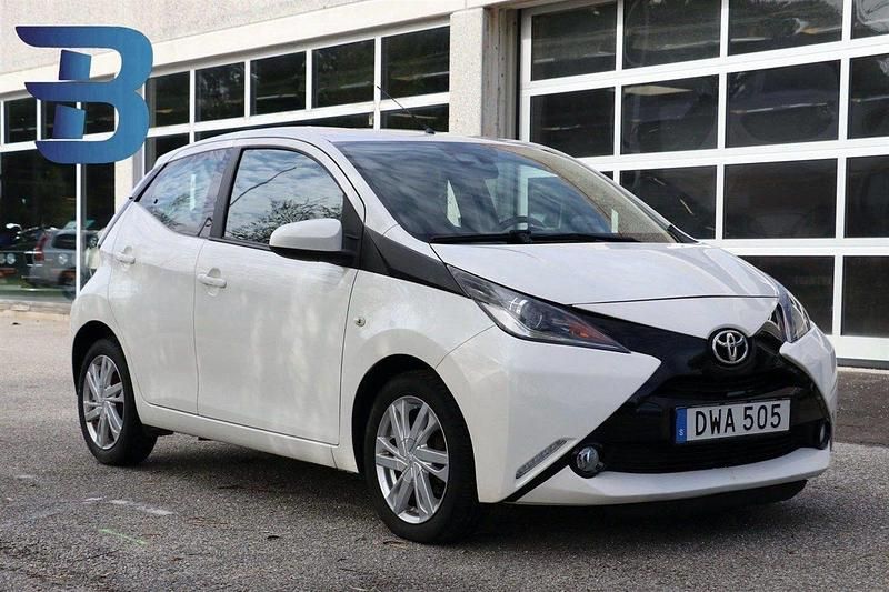 Vit Begagnad 2016 Toyota Aygo X-play Halvkombi | 64 900 kr (Marknadspris) - Bild 1/4