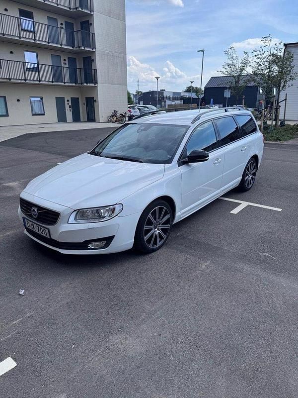 Vit Begagnad 2015 Volvo V70 Kombi | 149 000 kr (Lite dyr) - Bild 1/4
