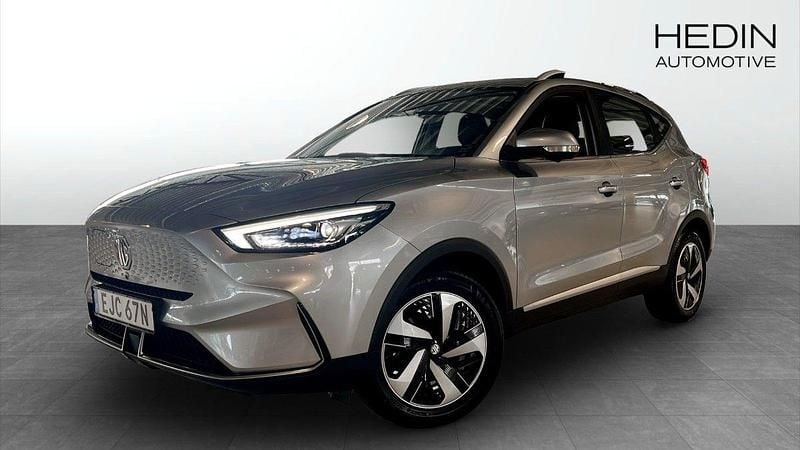 Grå (grey) Begagnad 2022 MG ZS Luxury Sedan | 244 900 kr (Bra pris) - Bild 1/4
