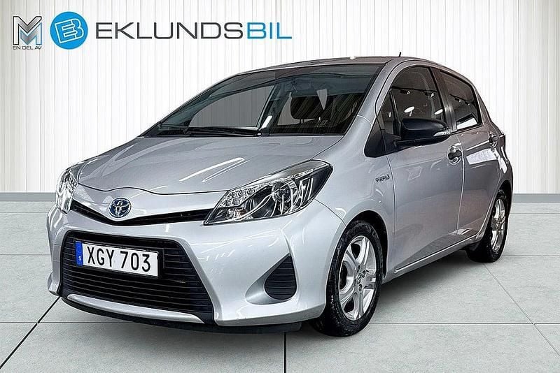 Silver Begagnad 2014 Toyota Yaris Hybrid Life Halvkombi | 109 900 kr (Marknadspris) - Bild 1/4